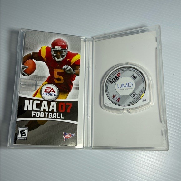 NCAA Football 07 (Sony PSP, 2006) complete Complete CIB Video Game Sports - Picture 4 of 5